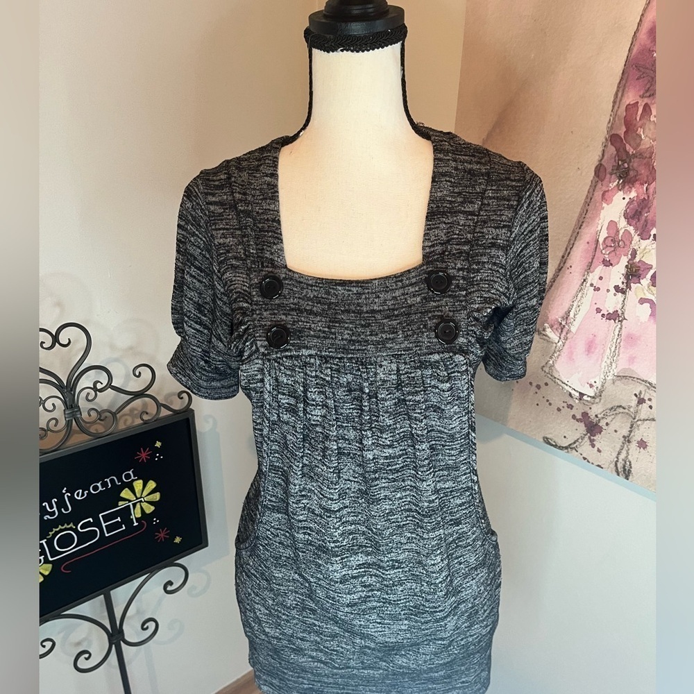Rachel and Chloe 2000’s Black Long Top w/ Pockets and Buttons Size Small
